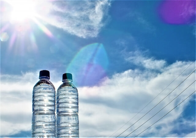 青空と二つの水のペットボトル